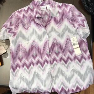 Women’s short sleeved shirt.